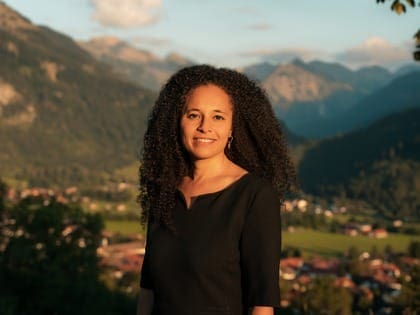 Kim_Maucher_BergHintergrund 4x3 (1)
